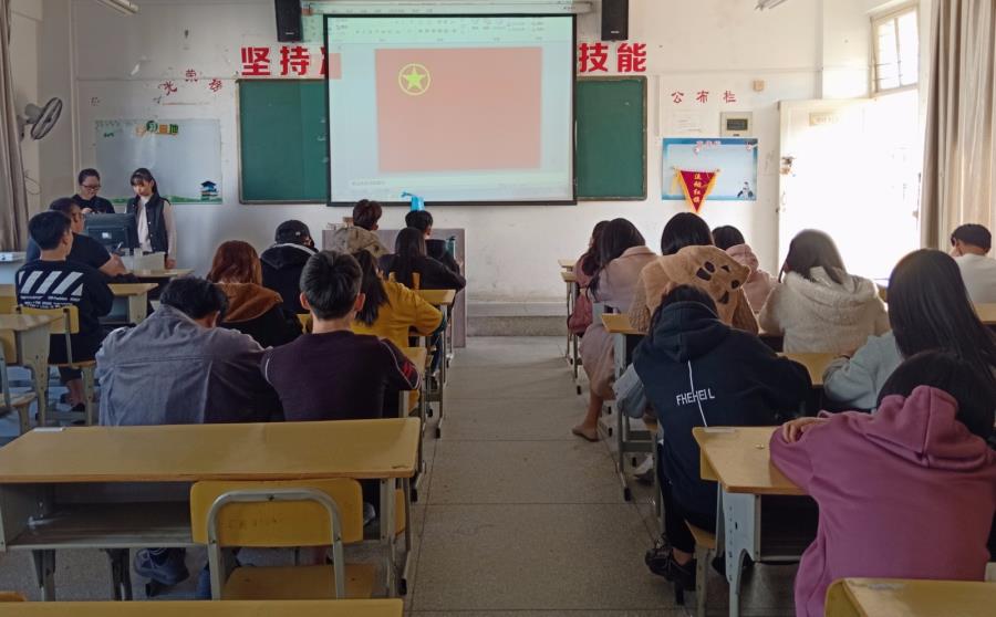 工商管理系学生参加2018年入团仪式