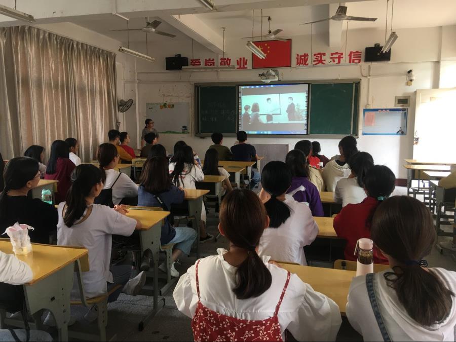 工商管理系组织学生观看合作企业视频