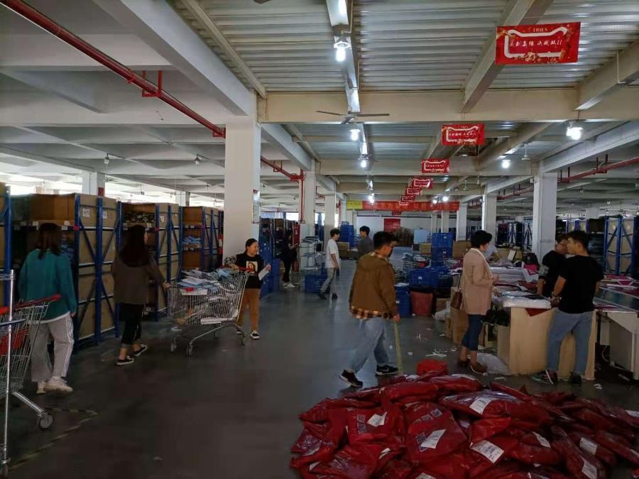 工商管理系教师前往才子服饰有限公司看望顶岗实习学生