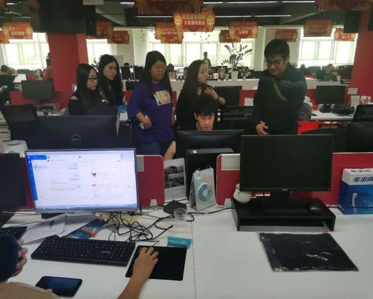 电商专业教师、辅导员和学生支部书记前往晋江安踏看望18级顶岗实习学生