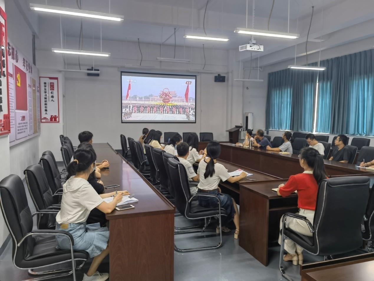 我系组织教师收看烈士纪念日“烈士纪念日”向人民英雄敬献花篮仪式