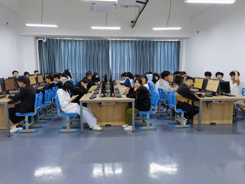 工商管理系组织2022级市场营销专业同学 进行专业实训室参观