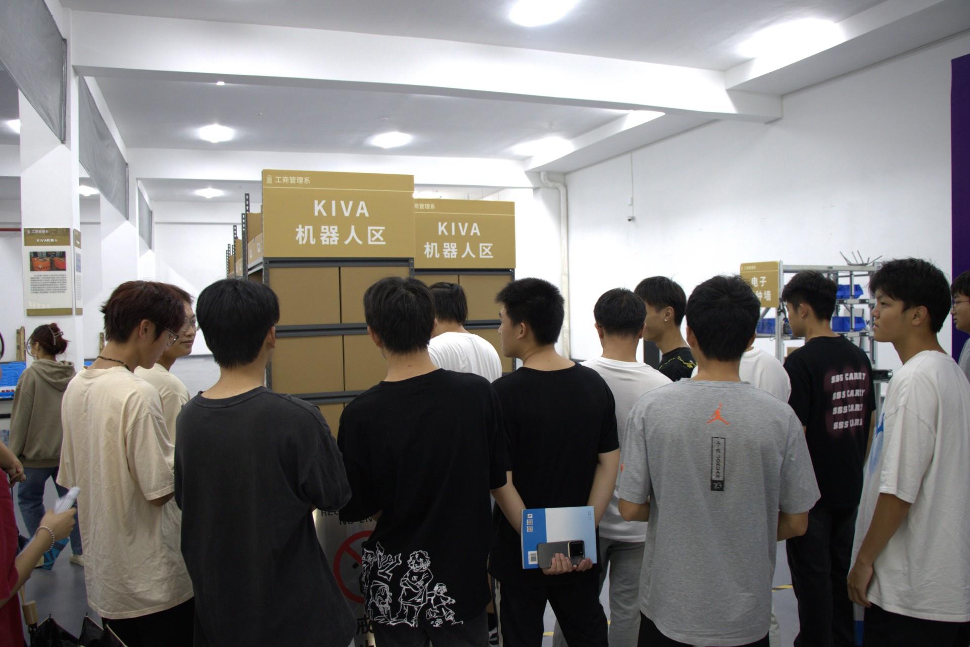 工商管理系组织2023级新生参观实训室，提高专业认知度