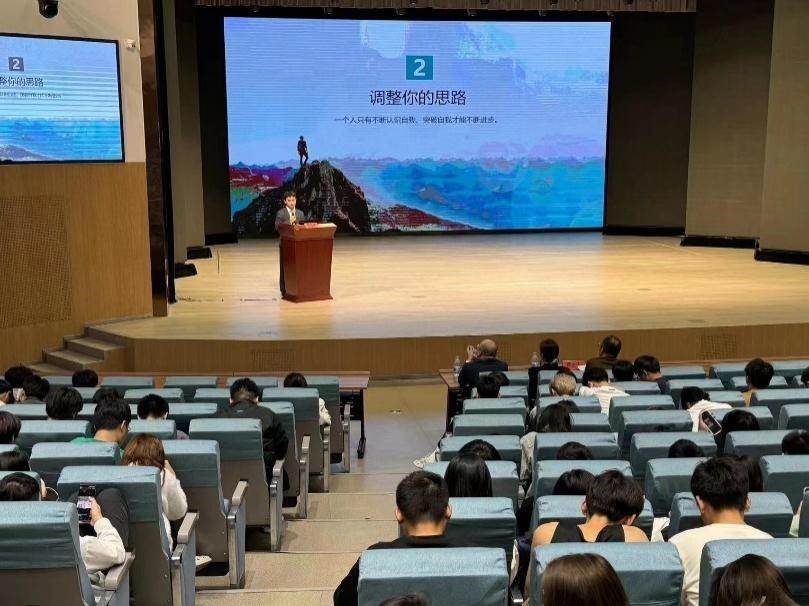 我系校友柯龙才总经理授课 引领学子“思路决定出路”