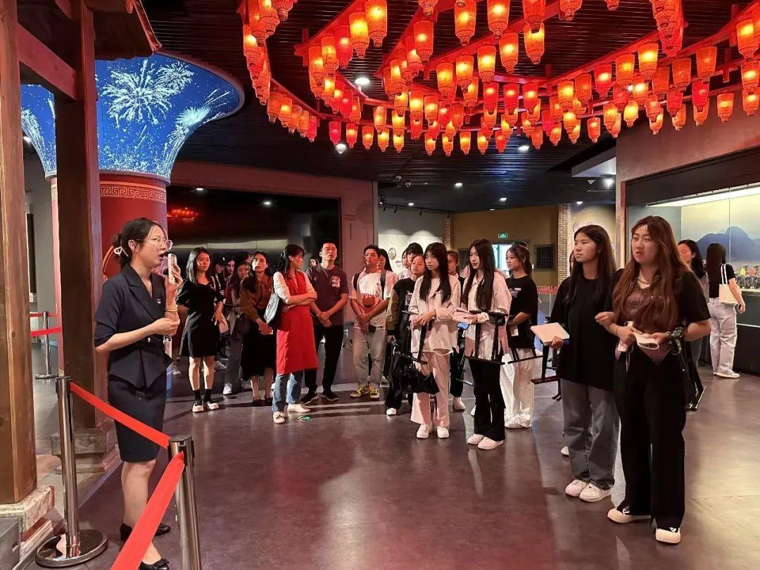 湄职院工商管理系组织师生代表走进市博物馆开展主题读书分享会