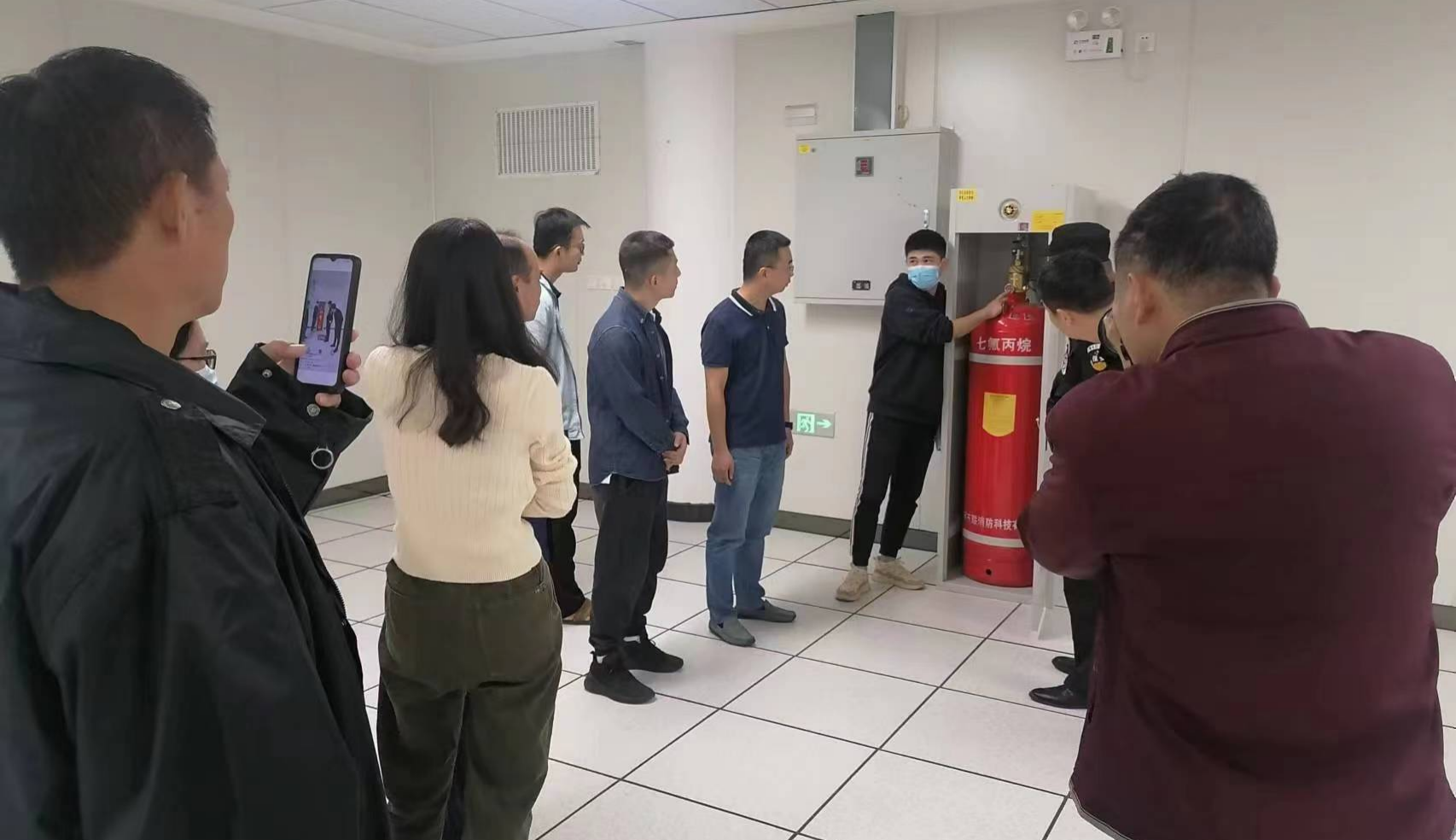 学院开展数据中心机房消防演练