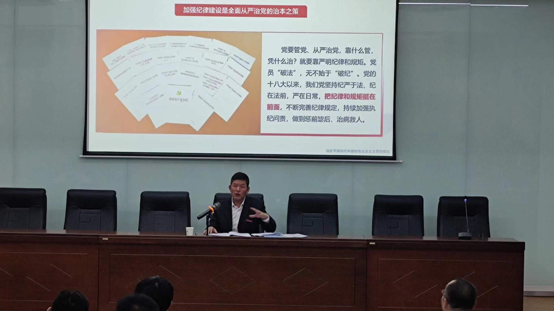 学院纪委书记张凡为青马社学生宣讲党的二十大精神