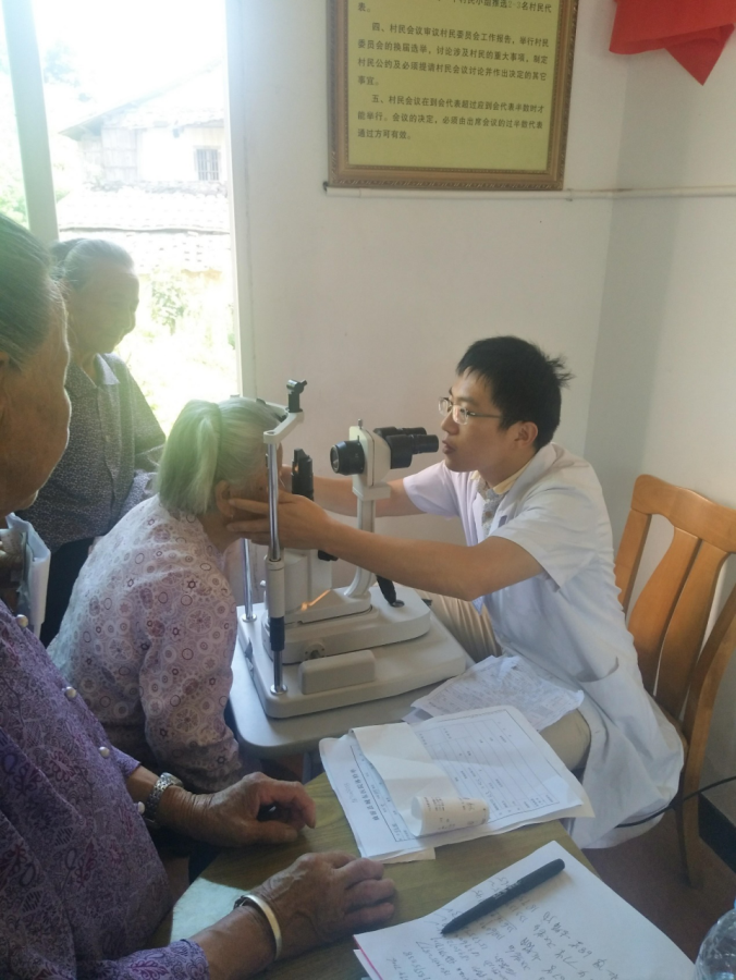 让”视”界充满爱 医学院在行动