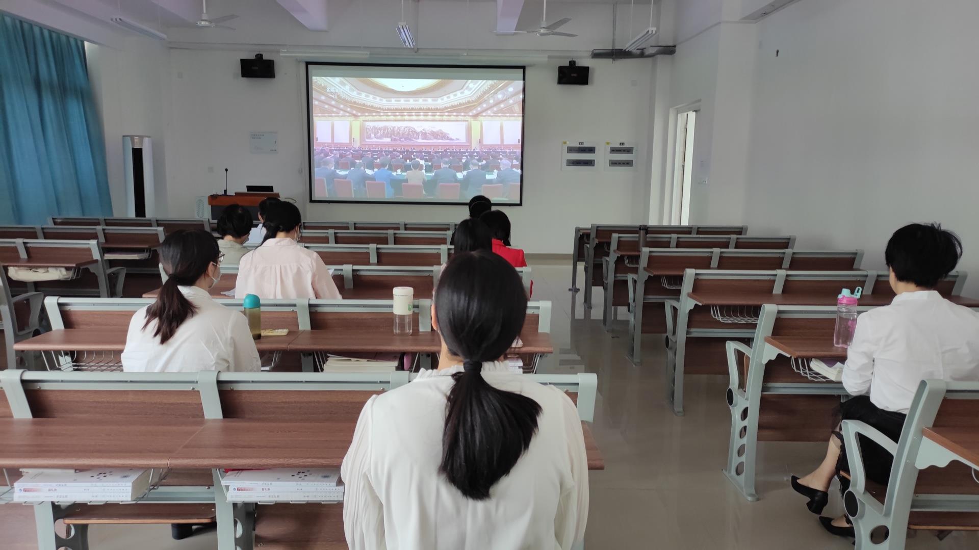 医学健康系组织师生收看中国共产党第二十次全国代表大会开幕会直播