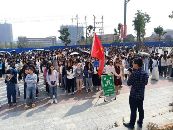 心系校园安全 共筑生命基石——我院开展地震暨防踩踏应急演练
